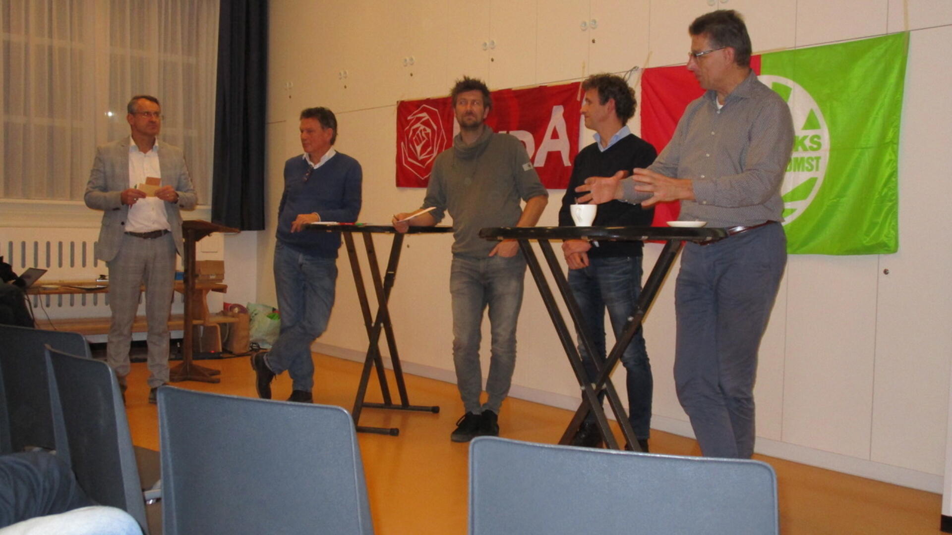 Sprekers tijdens thema-avond over zonneparken